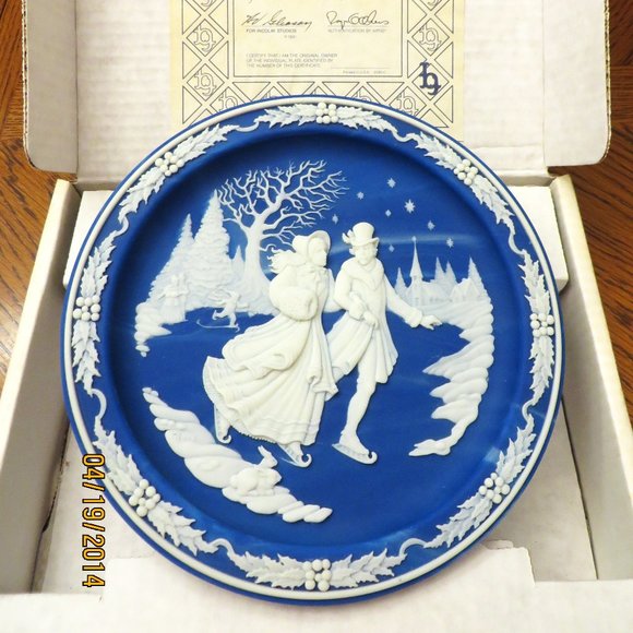 BEAUTIFUL NEW! Collectible Christmas Cameo Plate "Skaters at Midnight" R Akers - Picture 1 of 5